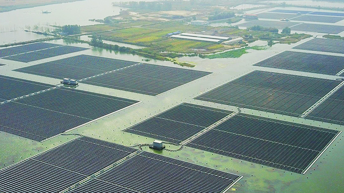 石炭採掘陥没エリアの40MW水上太陽光発電システム